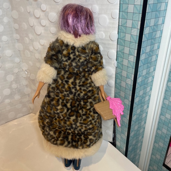 Barbie Curvy Brunette with Rainbow High 🐆Cheetah coat - Picture 6 of 10